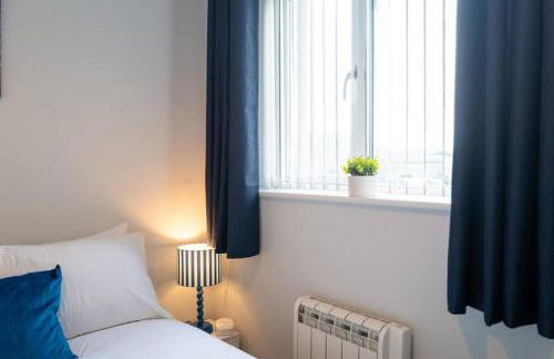 The Little Blue House by Sheppey Stays -Cosy 2BR Blue House - Near Docks with Parking - Foto 38