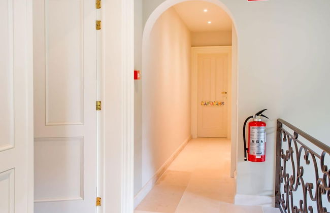 Majestic Villa With Pool and Sauna - Photo 35