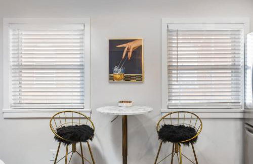 Vibrant Neon Condo Near Restaurants, Coffee and Bars - Foto 7