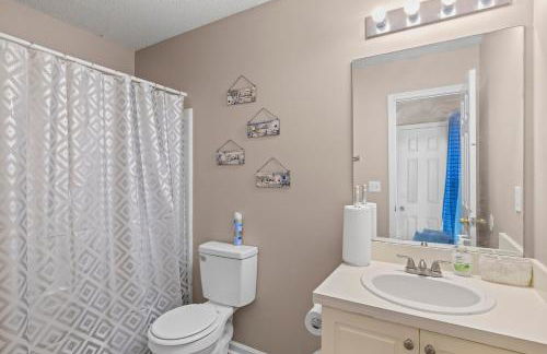 Spectacular Quiet Townhome with Modern Comfort - Foto 15