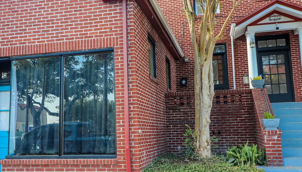 Restored Historic Loft - 3 Mins to the Beach - Foto 3, Habitación