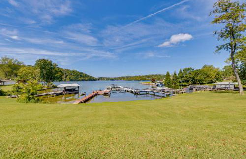 Radford Home with Wraparound Deck! - Foto 23