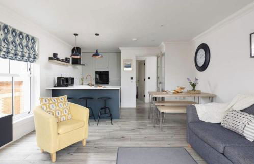 5 The Lookout - 2 bed apartment with parking, balcony & sea views - Photo 11