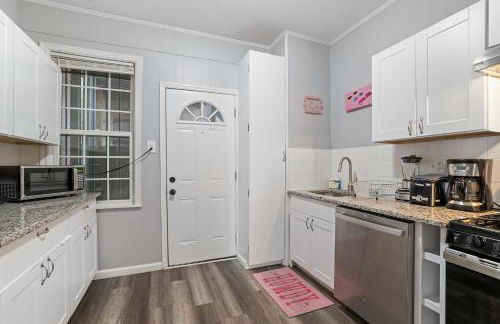 Escape to Raleigh Ave Glamour - Steps to the Beach - Foto 11