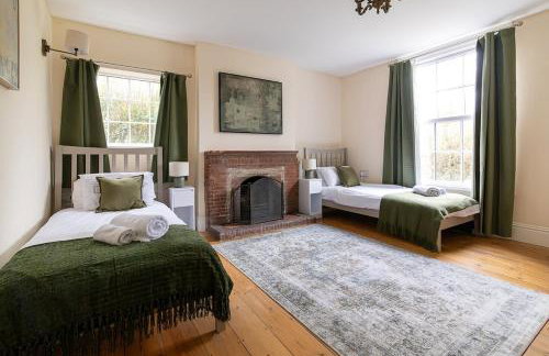 8 Bedroom House in Barwell Sleeps 15 with Parking - Foto 4