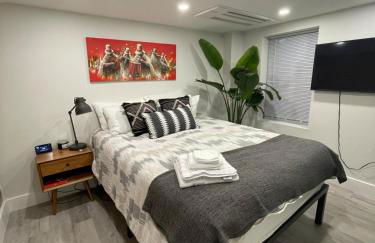 Stylish English Basement Perfect for Long Stays - Foto 11