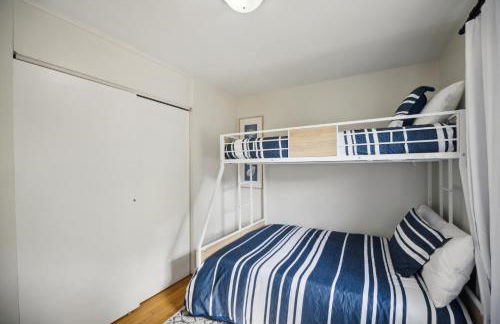 Comfy Coastal Getaway with Modern Comforts home - Foto 23