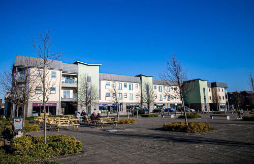 Charming House - Close to Shops & City Centre - Free Parking, Self-Check-In, Fast WiFi & Smart TV with Netflix by Yoko Property - Foto 24