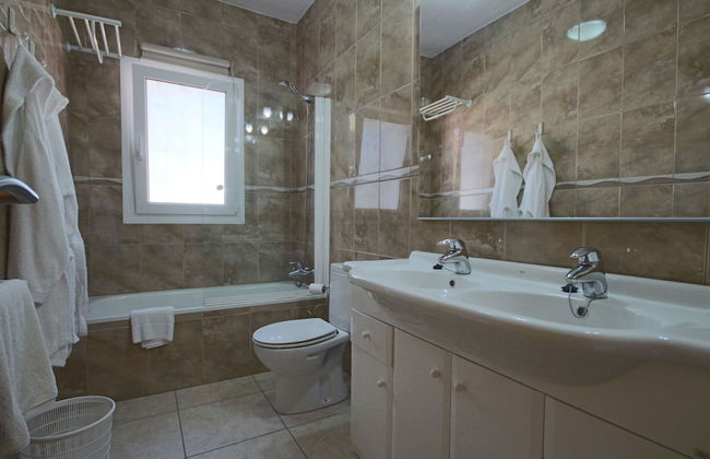 Sunny 3BR Villa w/ Endless Views & Heated Pool - Walk to Beach & Dining - Foto 21