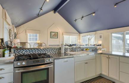 Beachside Retreat w Hot Tub Balcony Dining Blue-Ceiling Charm Sea Cured by AvantStay - Photo 12