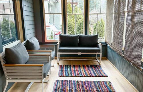 Spacious Arts Crafts Village Home Perfect Summer Base Near Trails Events - Foto 6
