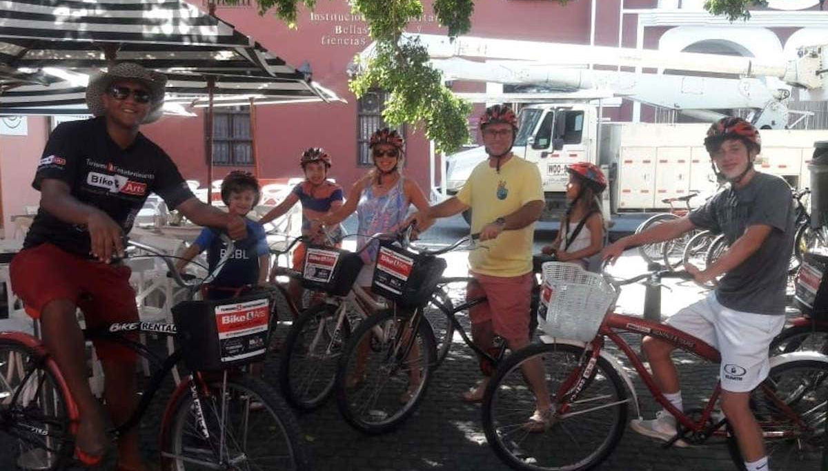 Famille faisant la balade à vélo à Carthagène