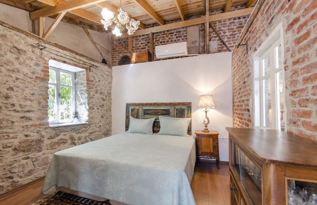 Iconic Stone House 2 - Photo 2