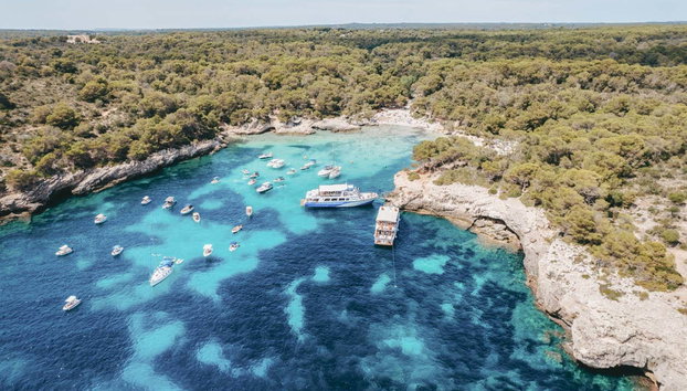 Croisière dans les criques du Sud - Photo 2, Des bateaux sur la plage de Cala Turqueta