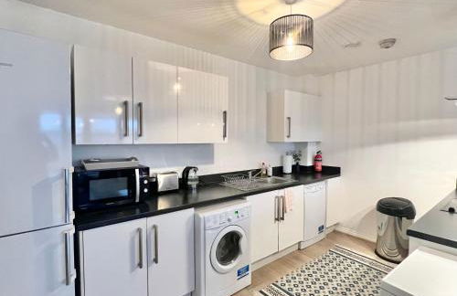 Families, Contractors, BIG bedrooms and Secure parking - Foto 5