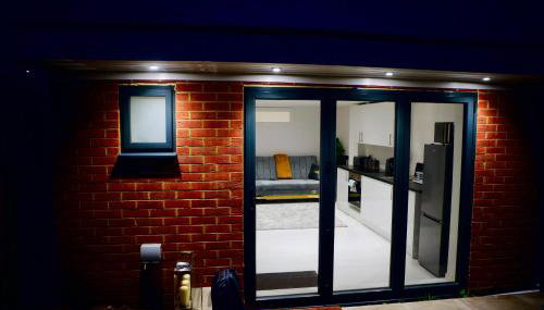 Perfect 1 Bed Apartment Sleeps 5 1 Kingsize bed 1 double Sofabed & Foldable Single bed Free Parking Wifi good transport network shopping Holiday Makers Families Contractors in North London - Foto 2