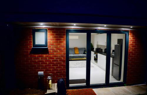 Perfect 1 Bed Apartment Sleeps 5 1 Kingsize bed 1 double Sofabed & Foldable Single bed Free Parking Wifi good transport network shopping Holiday Makers Families Contractors in North London - Photo 2