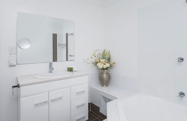 Khione 1 - Modern & spacious with views towards Lake Jindabyne & the mountains beyond - Foto 18