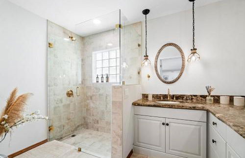 Deluxe Waterfront Villa with BBQ, Pool and Game Room - Photo 24