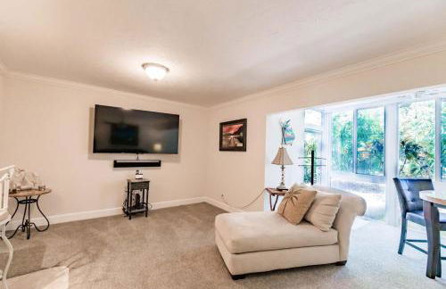 1205 PD Experience Coastal Charm in this Townhome - Foto 7