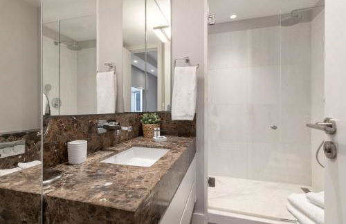 Modern Apartment with Stunning Views of Plaza Colón - Photo 10