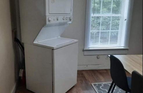 Stylish and Convenient with WiFi & Fenced yard - Foto 13