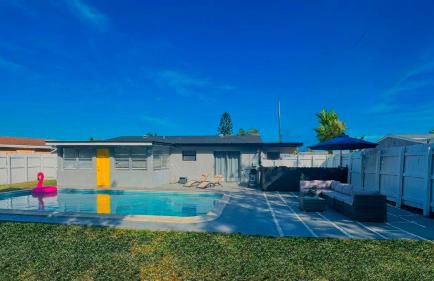 Stylish Pool Home - Photo 32