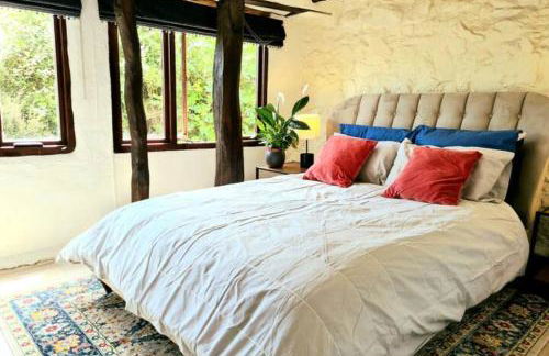 Historic Property with Stunning Views (Walk to the pub) - Foto 12