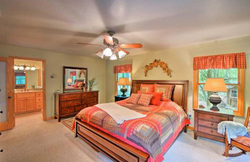 Andrews Cabin with Game Room and Covered Porch! - Foto 13