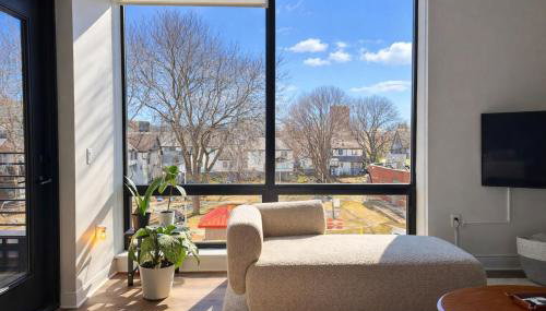 East Side Luxury 1BR Apt - Near Brady St with Balcony and Lounge - Sleeps 4 - Foto 3