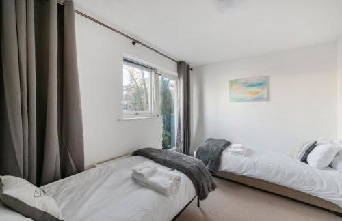 2BR Waterside View Free Parking Fast WiFi Terrace Balcony TV BBQ Garden Access - Foto 19