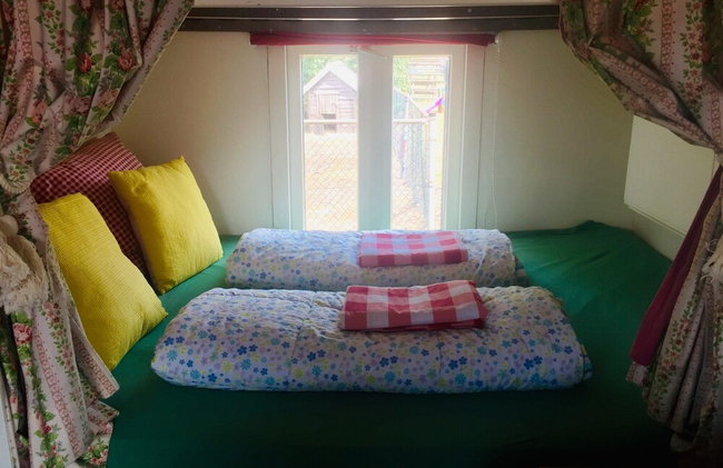 Gypsy Caravan in Weideblick With Farm Animals - Foto 3