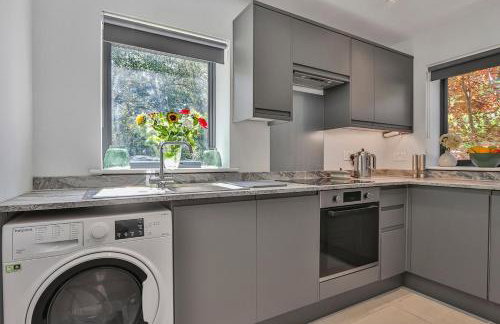 Avon House - modern family home - Photo 32