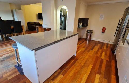 Luxury London House Sleeps x 16, Free Parking, Free Wifi, Garden Patio, Close to tube line easy access to Central London - Foto 74