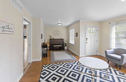 Modern Memphis Retreat - Sleeps 7 - Fireplace - Foto 8