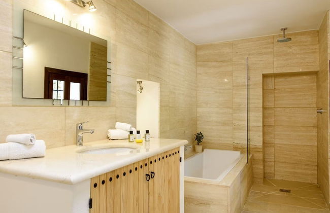 Traditional Villa With Garden - Photo 16