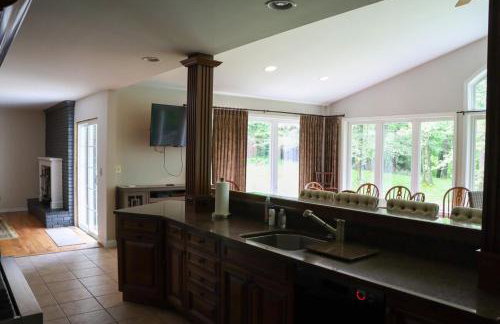 Large home with hot tub in serene wooded setting - Foto 17