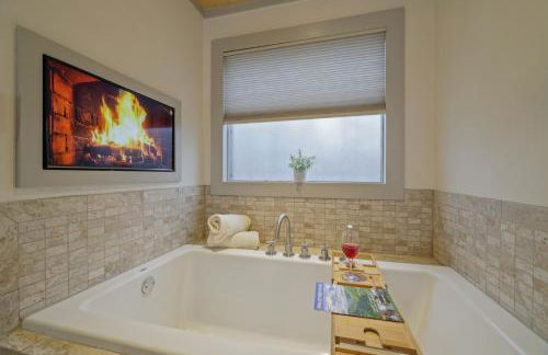 Luxurious Poconos Retreat - Hot Tub, Sauna, Games - Foto 6