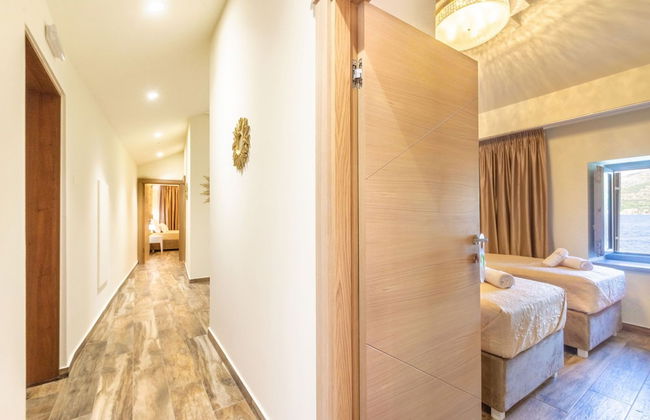 Beachfront Villa Gabriela with Pool - Foto 14