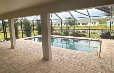 Heated pool with canal views - Foto 37