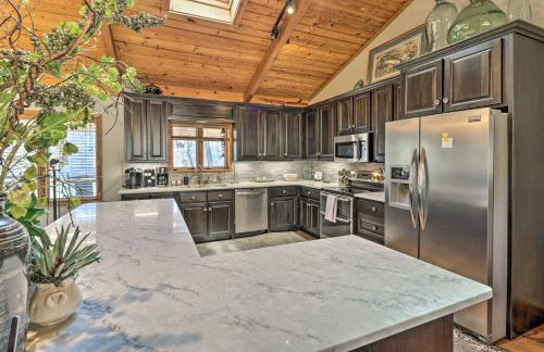 Renovated Riverfront Retreat with Deck and Grill! - Foto 13