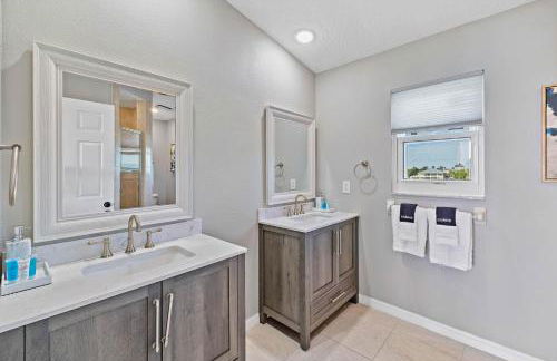 5 Bed3bath waterfront pool home with full gym, office, and heated pool! - Foto 6