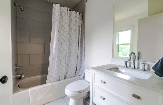 Historical Building 1br 1ba Walk To Roger's Place - Photo 9