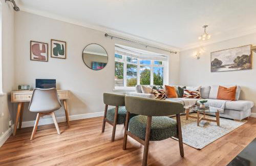 M54 Luxury Escape Sleeps 7- 4 Beds Off M54 - Driveway Parking- RAF Cosford Telford Albrighton Oxley Staffordshire -JLR Wolves Stafford I54 Business Park- 10 Mins to M6- 45 Mins to NEC and BHX Airport Regular & Long Work Stays available - Samina- ARZ Stays - Foto 6