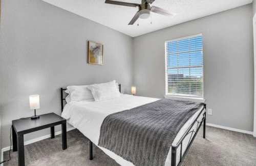 Fresh and Modern 2BR with Gym and Pool - Foto 21