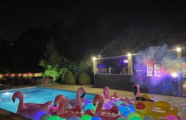 Grade II Listed Farmhouse, Pool, Hot Tub, Games Room, Celebration Hall, Car Park, 10ppl, 45 min from Central London - Foto 17