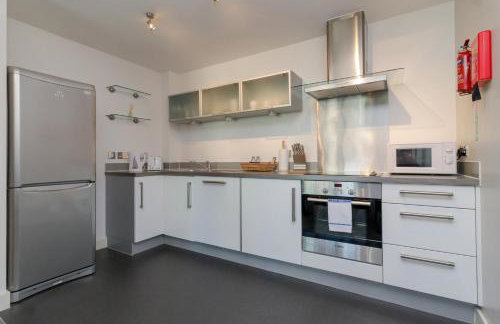 iSTAY APARTMENTS at VIZION - Fully Equipped Modern Serviced Apartments with Balconies, Superfast Broadband, Free Allocated Parking Space, 24h Security, Rooftop Gardens, Located in Central MK - Photo 47