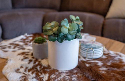 Riverfront Little Red Cabin, Hot Tub, World-class Trout Fishing, Views & Boat Access - Photo 4