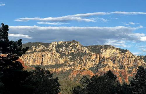 Sedona Uptown Gem!Large yard w grass and shade trees! Views!! NEW! BARREL SAUNA!!! Close to trails, walk to Uptown Sedona, restaurants and shopping - Foto 4