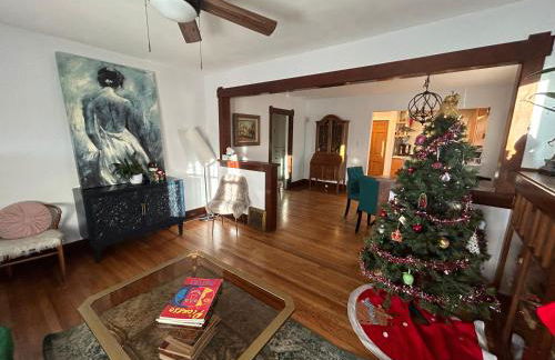 Charming 1920s Retreat Modern Kitchen 5 minutes to Dining and Med District - Foto 31